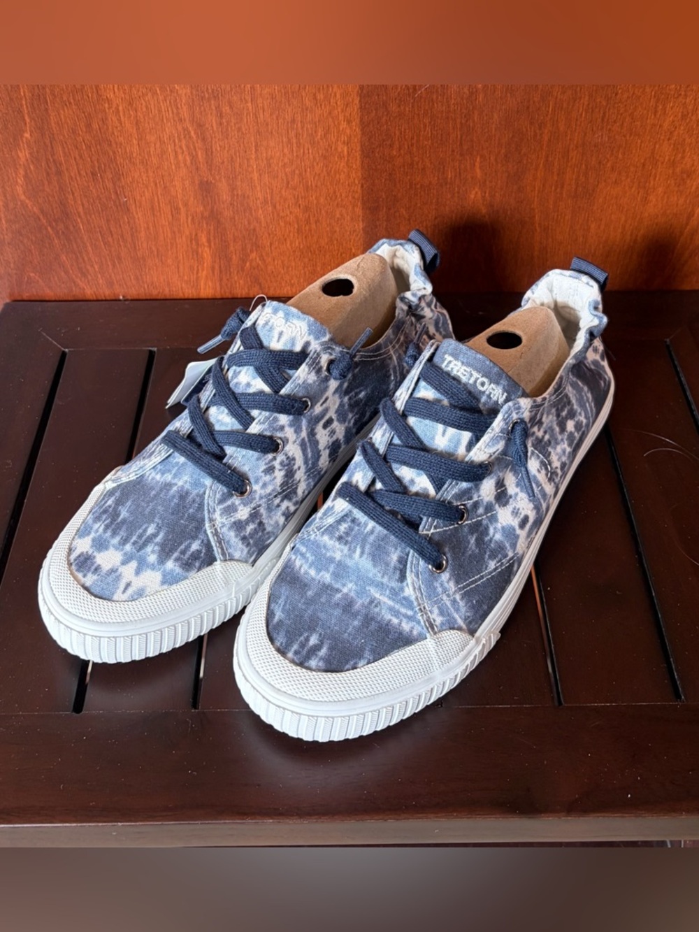 New Women’s 9 Tretorn Blue Tie-Dye Canvas Low-Top Sneakers